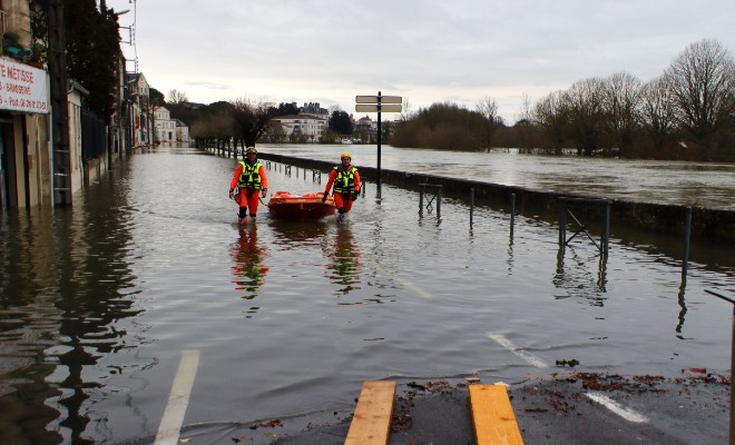 A Saintes, une cinquantaine de rues sont inondées, à commencer par les quais le long de la Charente