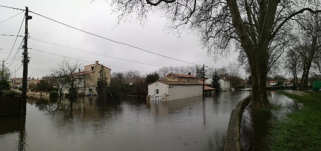 Dans le quartier de l'Abbaye aux Dames, les jardins des maisons aux alentours sont submergés